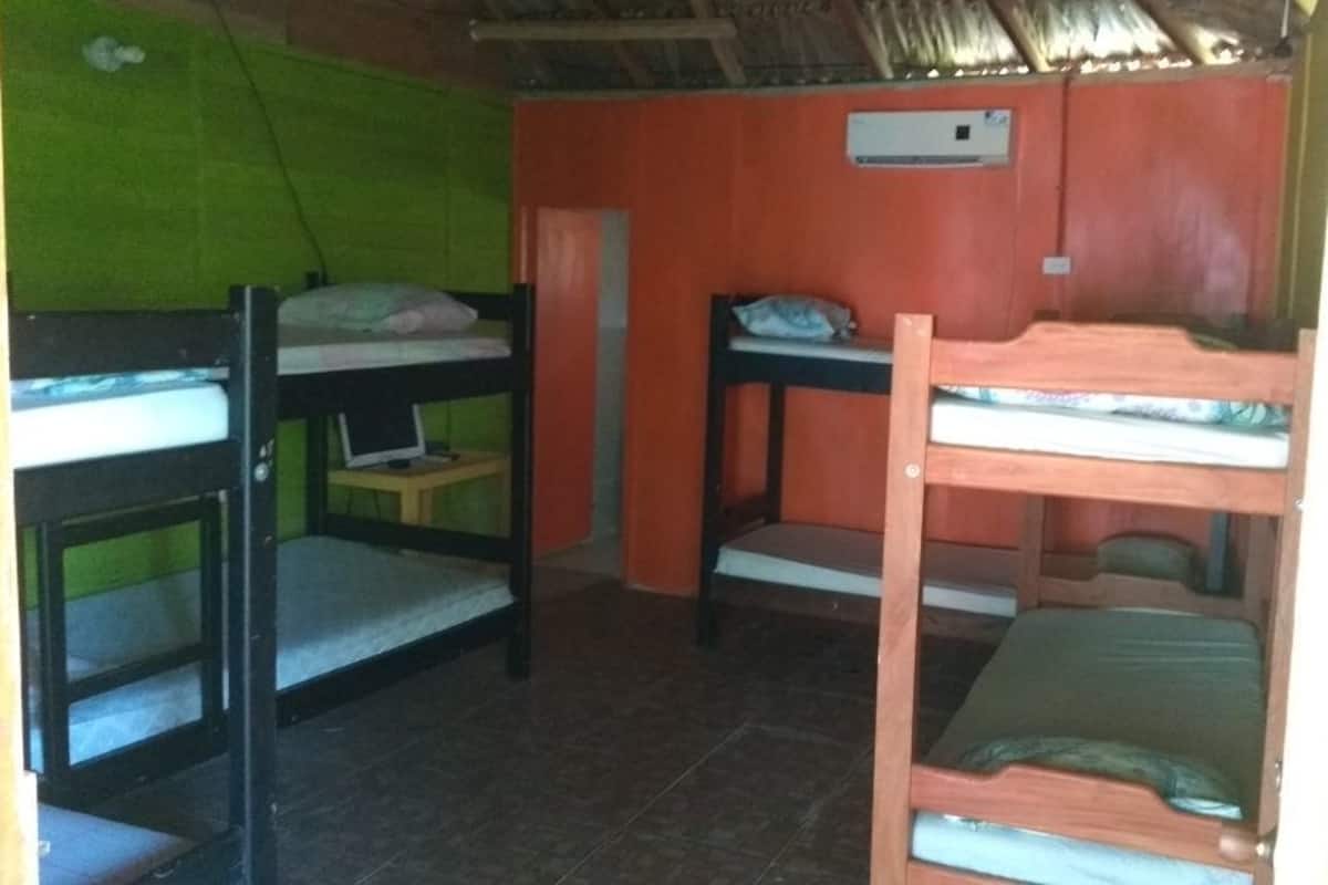 Tabla de planchar con plancha y ropa de cama