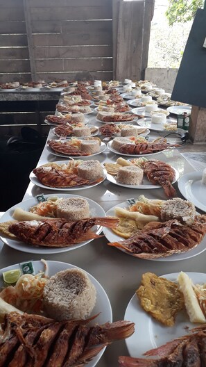 Frühstück, Mittagessen, Abendessen, lokale Küche