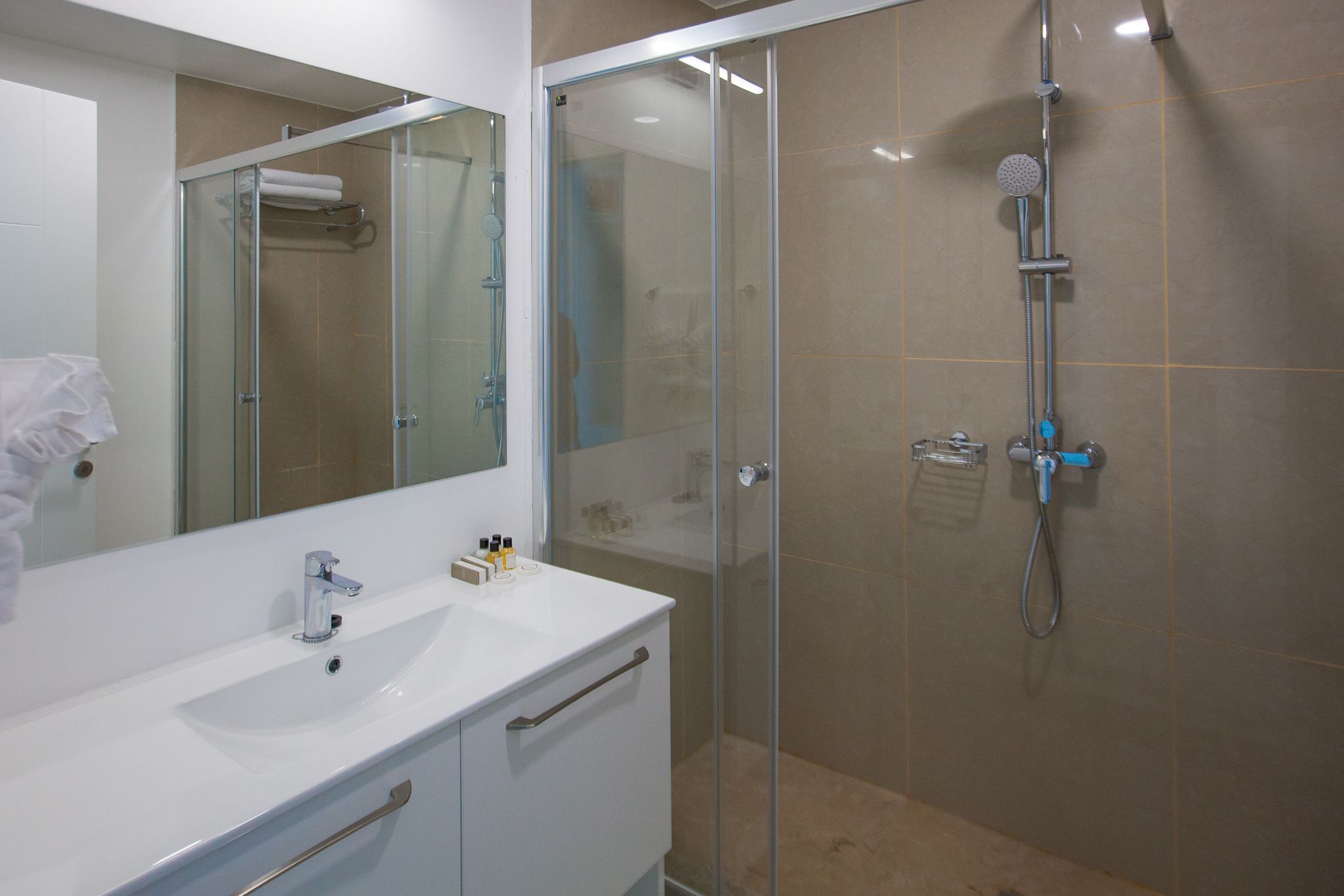 Doppia Superior, vista lago | Bagno | Doccia, set di cortesia gratuito, asciugacapelli, pantofole