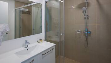 Doppia Superior, vista lago | Bagno | Doccia, set di cortesia gratuito, asciugacapelli, pantofole
