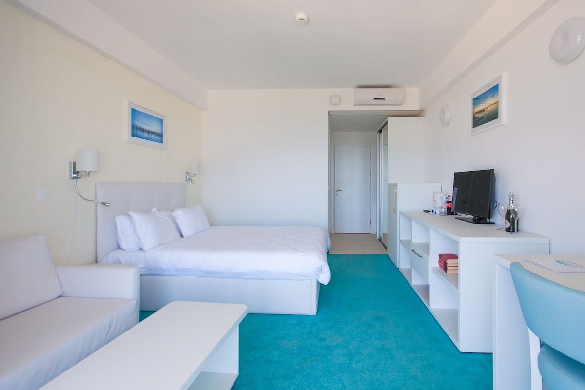 Superior Double Room, Lake View | Desk, blackout drapes, WiFi (free), bed sheets