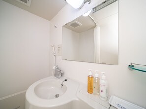 Combined shower/tub, free toiletries, hair dryer, slippers - Super Hotel Asakusa (Tokyo)