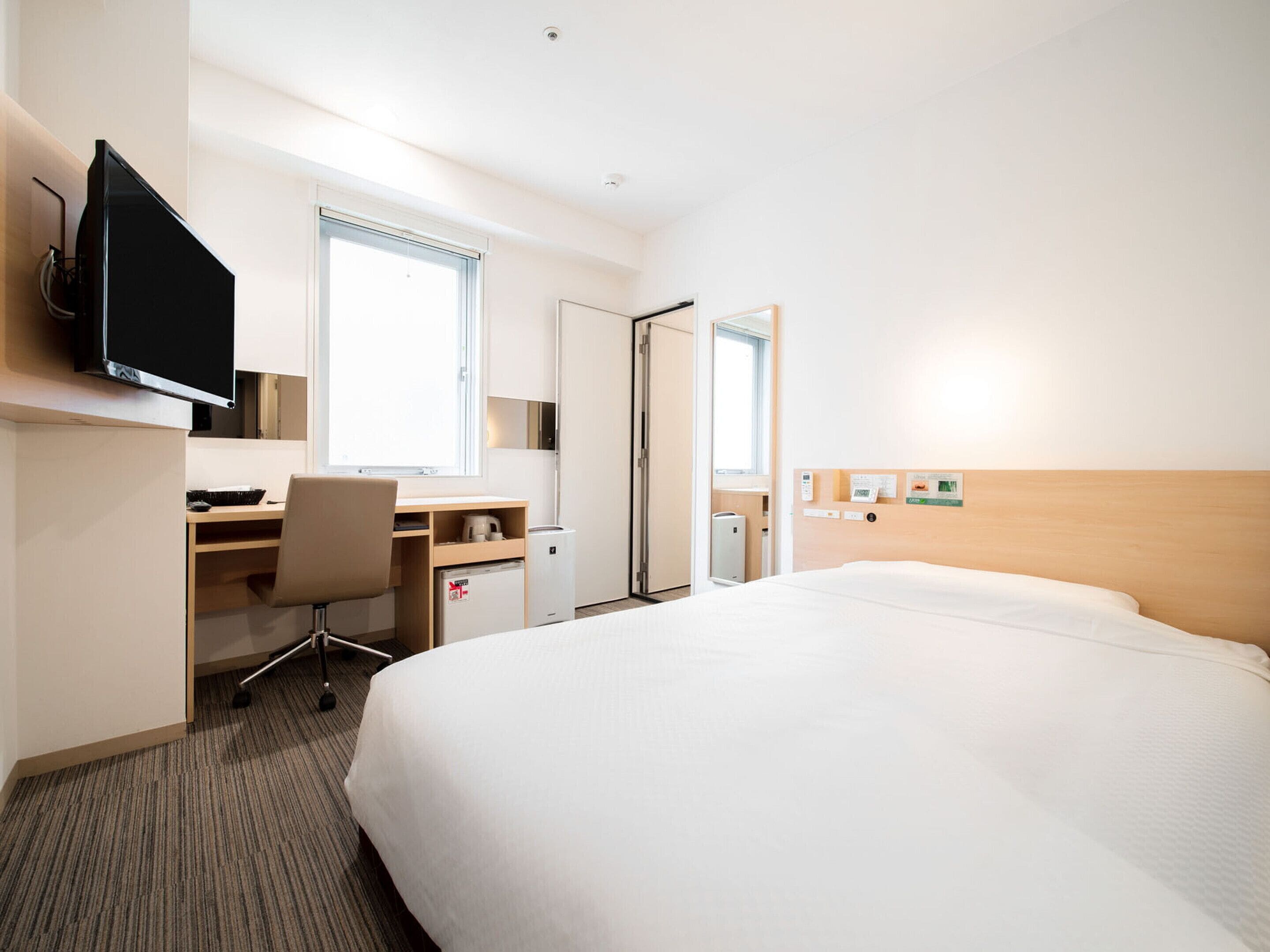 Escritorio, cortinas blackout y wifi gratis 