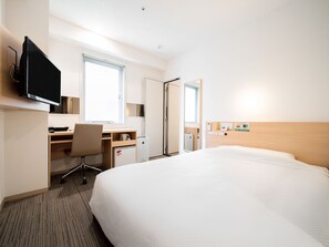 Escritorio, cortinas blackout y wifi gratis 