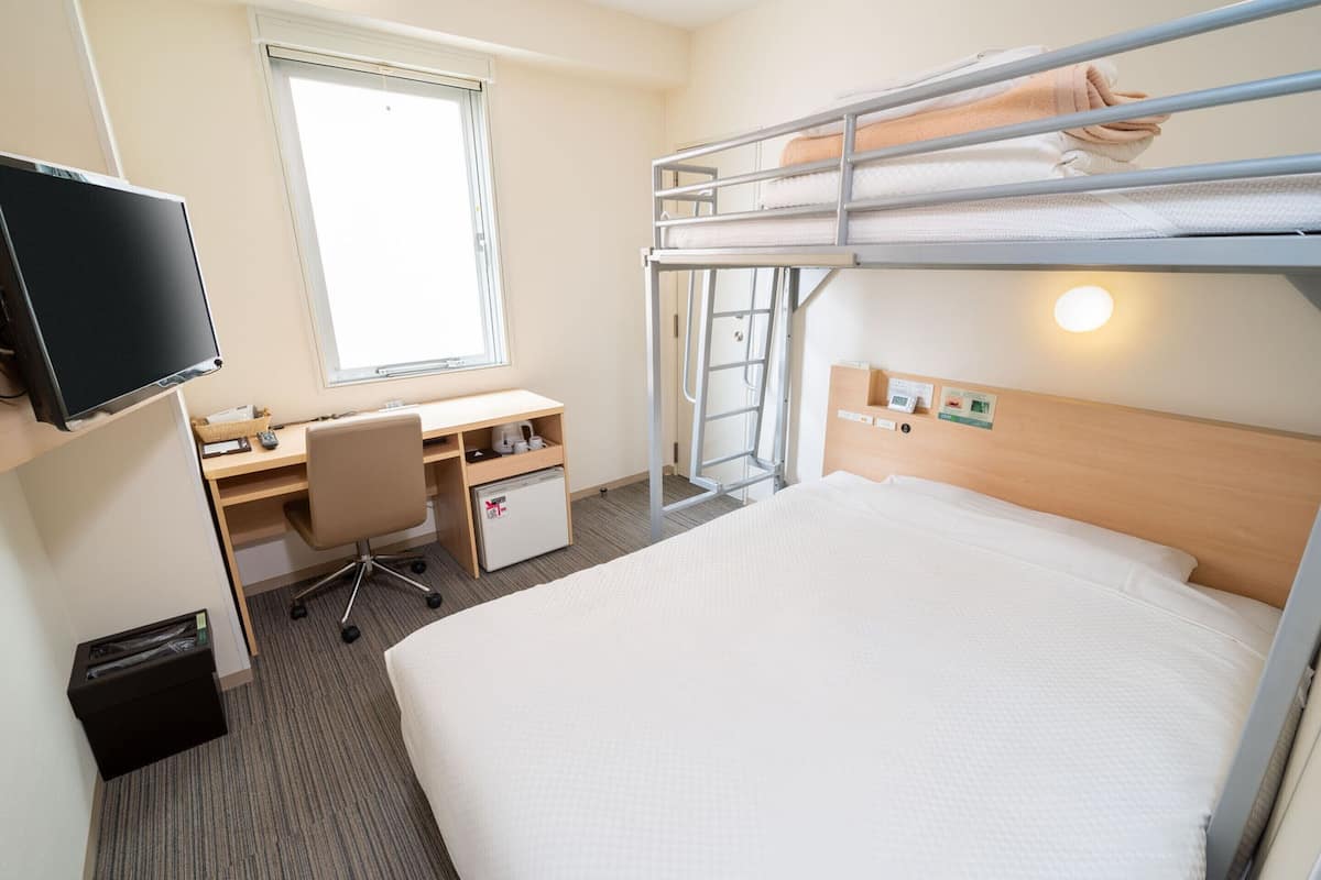 Doppelzimmer (Loft Bed) | Schreibtisch, Verdunkelungsvorhänge, kostenloses WLAN