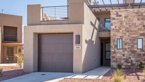 A modern two-story house with a garage, a balcony, and a stone facade. - Modern 3-King 4BR Sleeps 13 - Rooftop Deck (St. George)