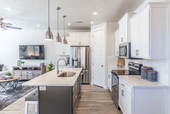 ثلاجة، ميكروويف، فرن، موقد طهي مسطح