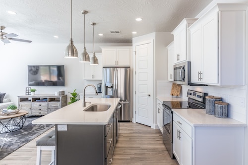 Modern 3-King 4BR Sleeps 13 - Rooftop Deck