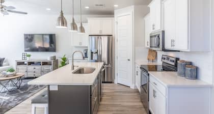 Modern 3-King 4BR Sleeps 13 - Rooftop Deck