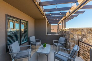 Terrace/patio - Modern 3-King 4BR Sleeps 13 - Rooftop Deck (St. George)