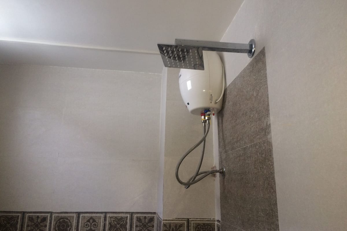 Shower, free toiletries, towels