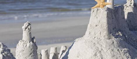 En la playa, windsurf, kayaks y paseos en botes de motor