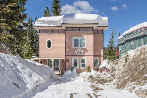 Two Bedroom Suite w Private Hot Tub, BBQ, Laundry - Great lower Knoll location.