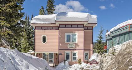 Two Bedroom Suite w Private Hot Tub, BBQ, Laundry - Great lower Knoll location.