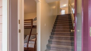 Eine Treppe mit Teppichstufen, die zu einer Zwischenebene führt.