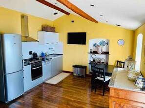 Fridge, microwave, oven, stovetop - Bubo House Sea View (Poggio Favaro-San Bernardo)