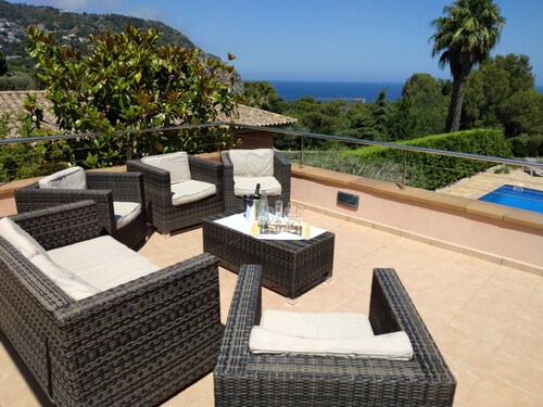 Magnifique villa individuelle sur une colline surplombant la baie d'Aiguablava.