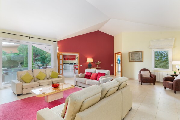 Smart TV, fireplace, DVD player, foosball