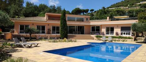 حمّام سباحة خارجي