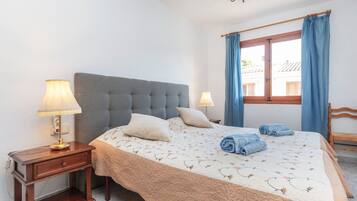4 slaapkamers, een strijkplank/strijkijzer, reisbedje, gratis wifi