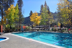 Outdoor pool - Olympic Village Inn (Olympic Valley)