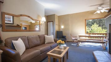 Deluxe Condo, 1 Bedroom, Kitchenette | Living area