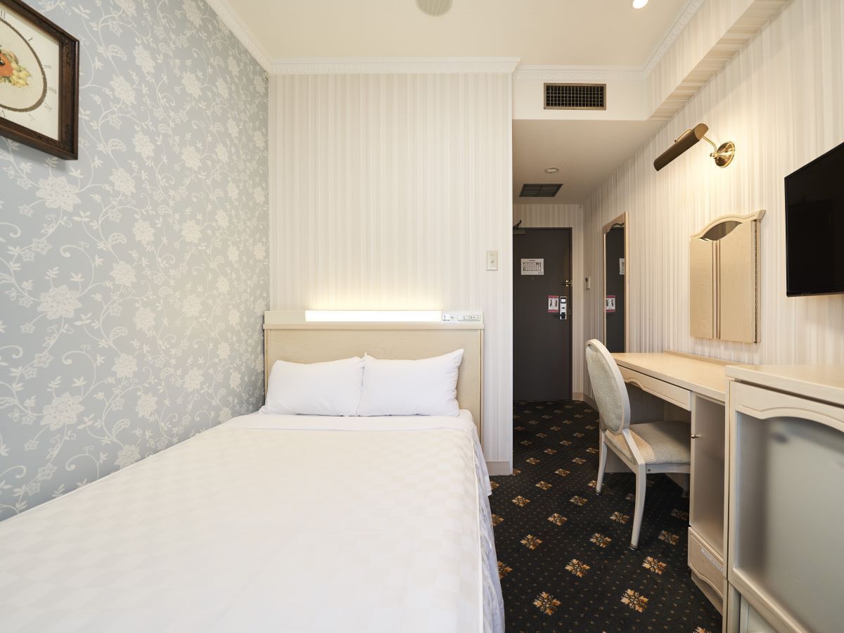 In-room safe, desk, free WiFi