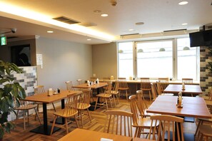 Breakfast (JPY 1100 per person)