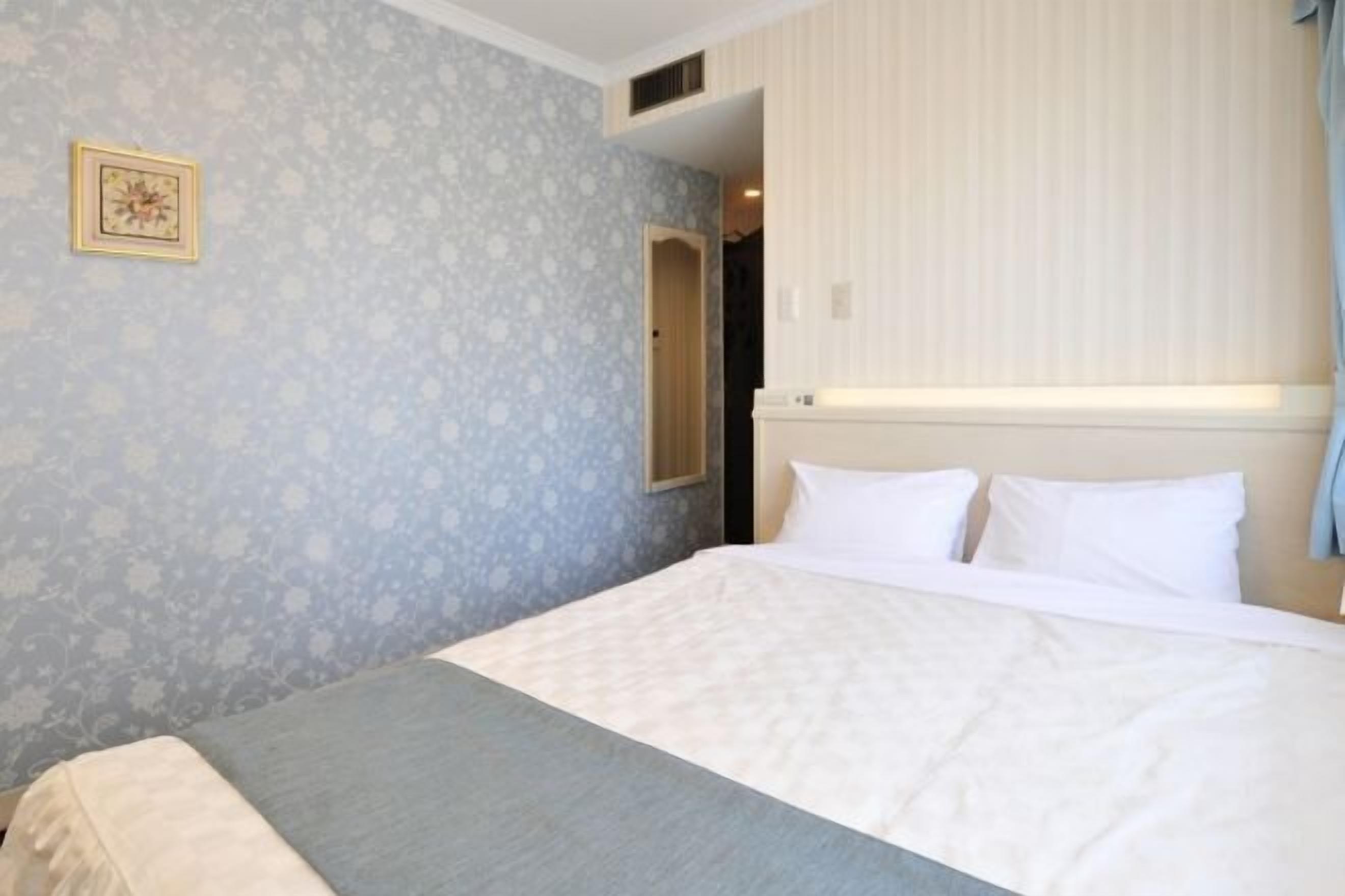 Caja de seguridad en la habitación y tabla de planchar con plancha 