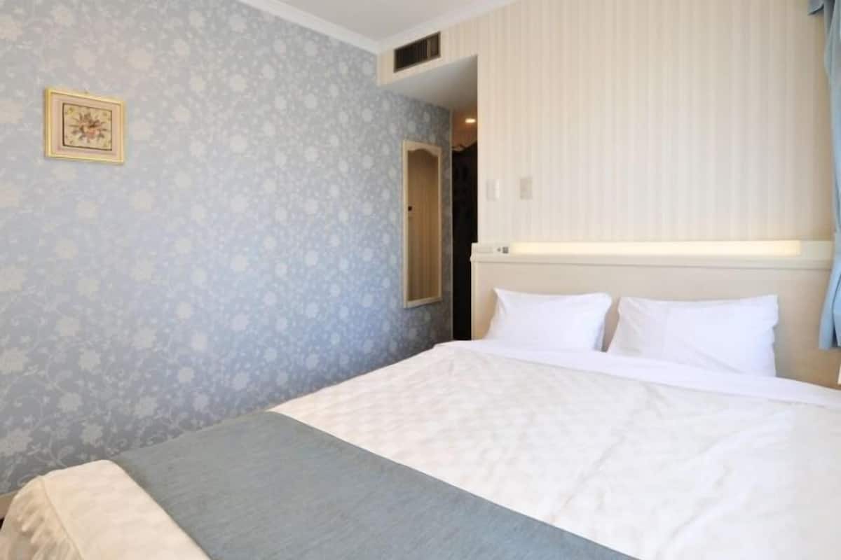 Caja de seguridad en la habitación y tabla de planchar con plancha