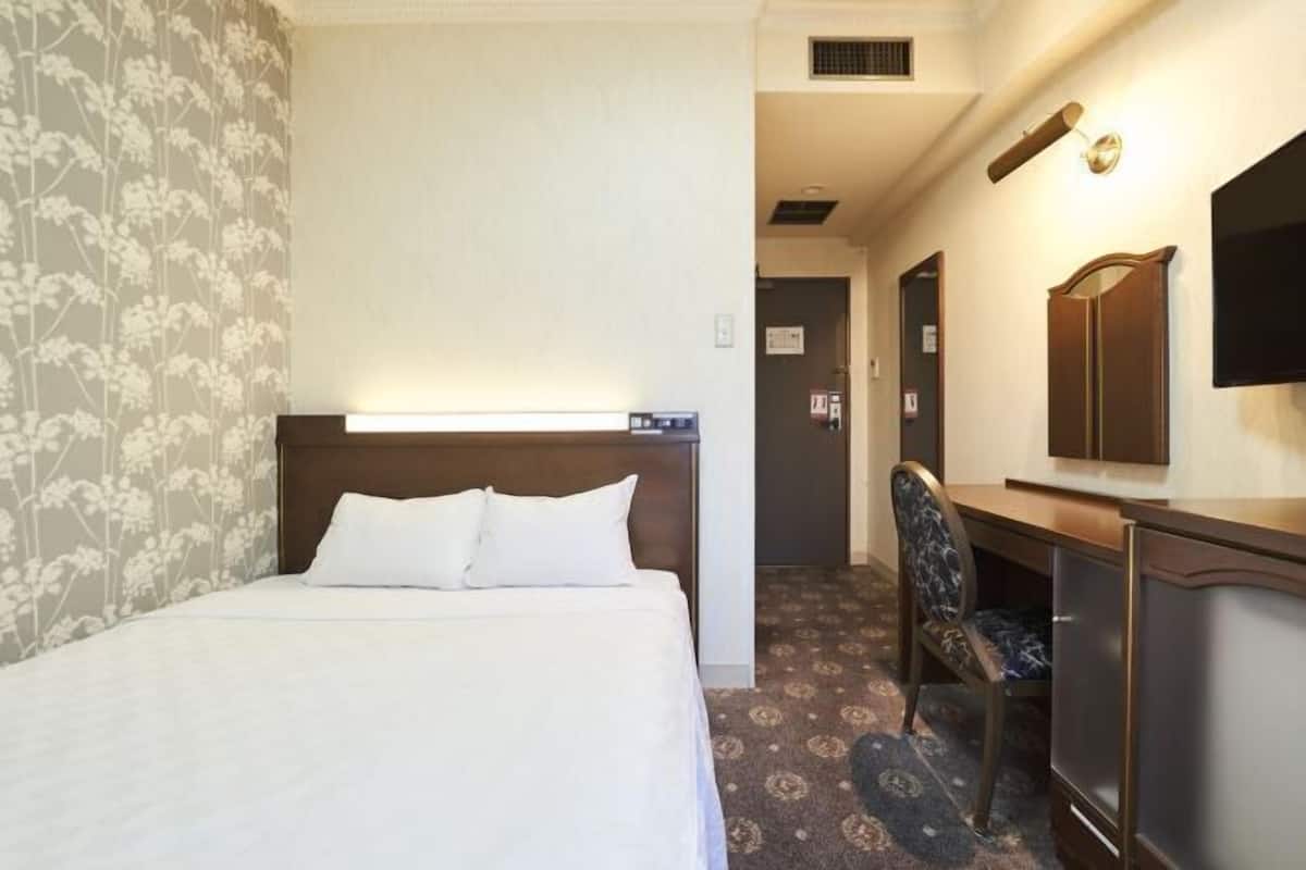 Caja de seguridad en la habitación y tabla de planchar con plancha