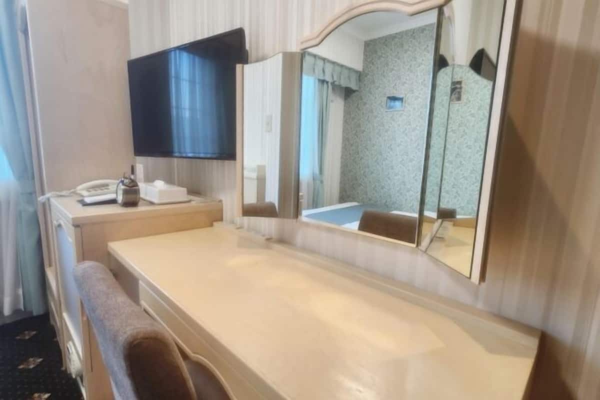 Caja de seguridad en la habitación y tabla de planchar con plancha