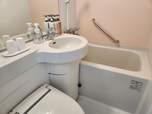 Combined shower/bathtub, deep-soaking bathtub, free toiletries - Hotel Paco Obihiro Ekimae (Obihiro)