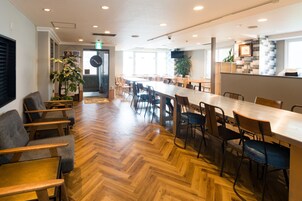 Breakfast (JPY 1100 per person)