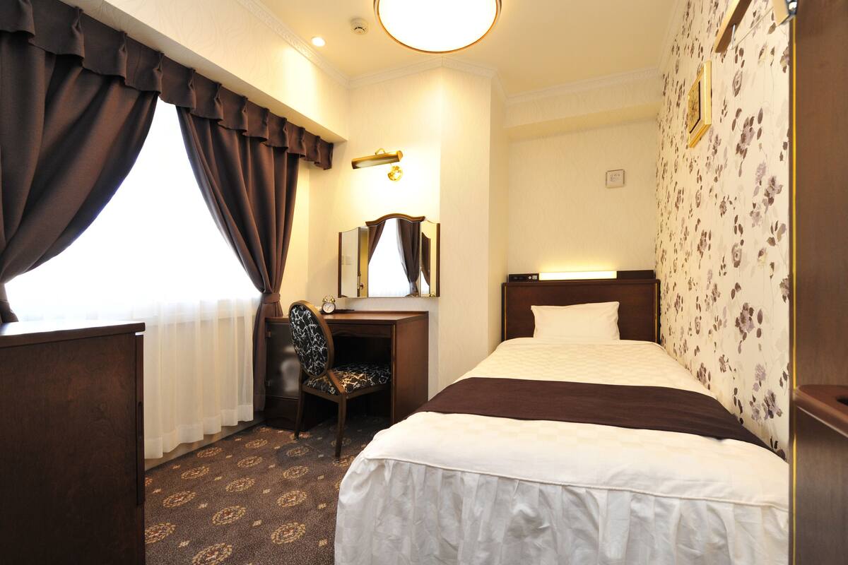 In-room safe, desk, WiFi (free)