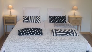A double bed with a white textured duvet, two bedside tables with lamps, and a wall-mounted light fixture. - Two rooms in Thonon les Bains (Thonon-les-Bains)