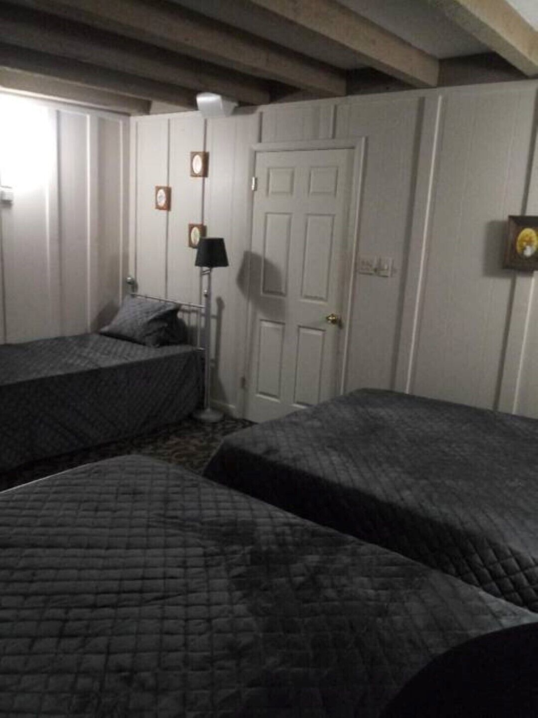 4 slaapkamers, een bureau, een strijkplank/strijkijzer, reisbedje