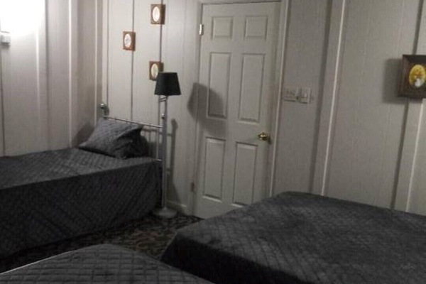 4 slaapkamers, een bureau, een strijkplank/strijkijzer, reisbedje