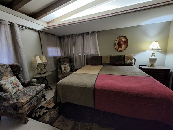 4 habitaciones, escritorio y tabla de planchar con plancha 