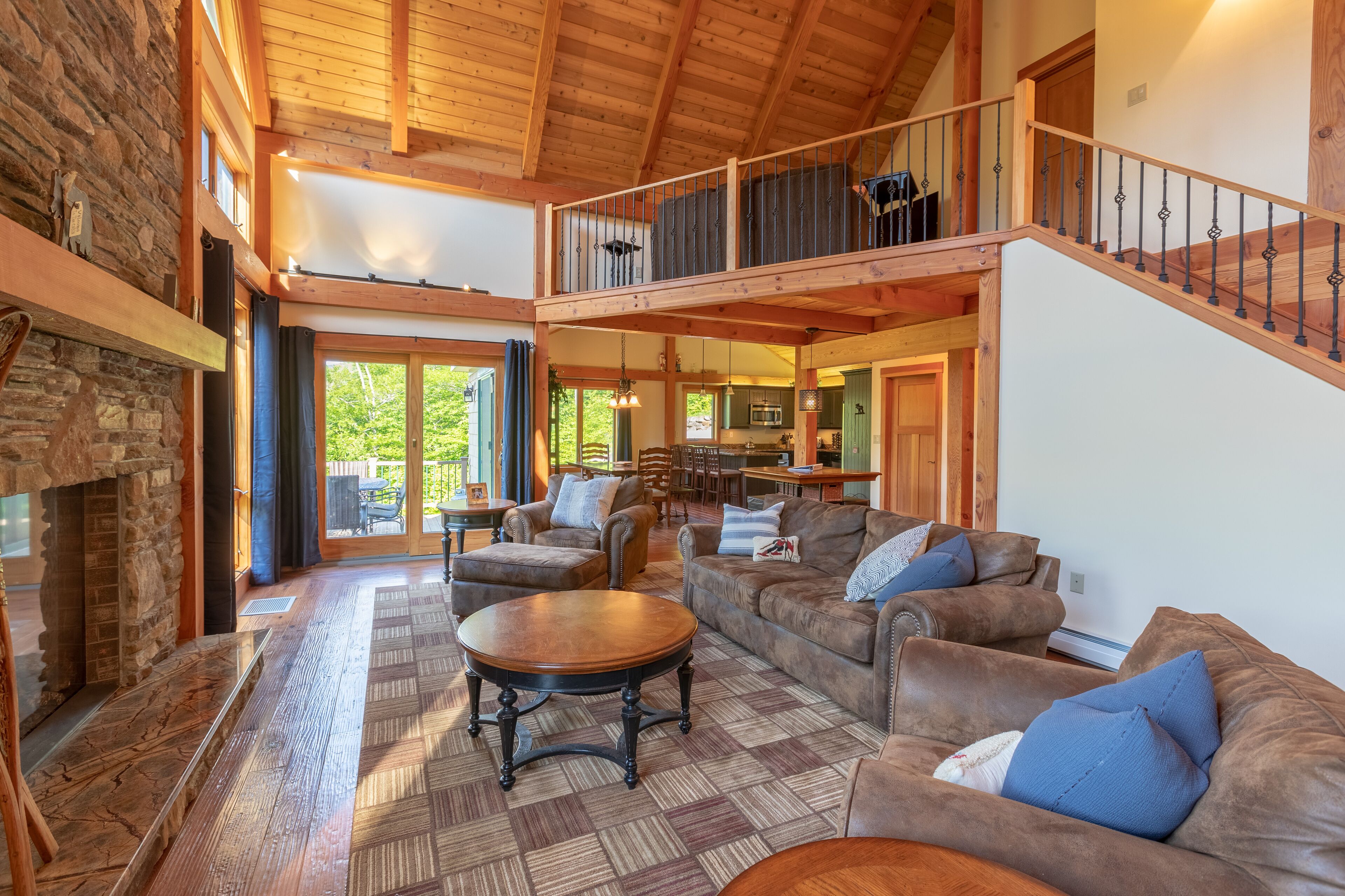 Smart-tv, pejs, dvd-afspiller, bordtennisbord