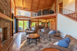 Älytelevisio, takka, DVD-soitin, pöytätennispöytä