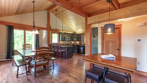 Une cuisine spacieuse avec des meubles en bois, un îlot central et des luminaires suspendus.