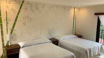 Tabla de planchar con plancha, wifi gratis y ropa de cama