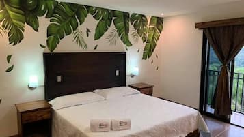 Habitación panorámica, 1 cama King size | Tabla de planchar con plancha, wifi gratis y ropa de cama