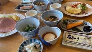 Una mesa con diversos platos, tazones y un pequeño paquete de wasabi.