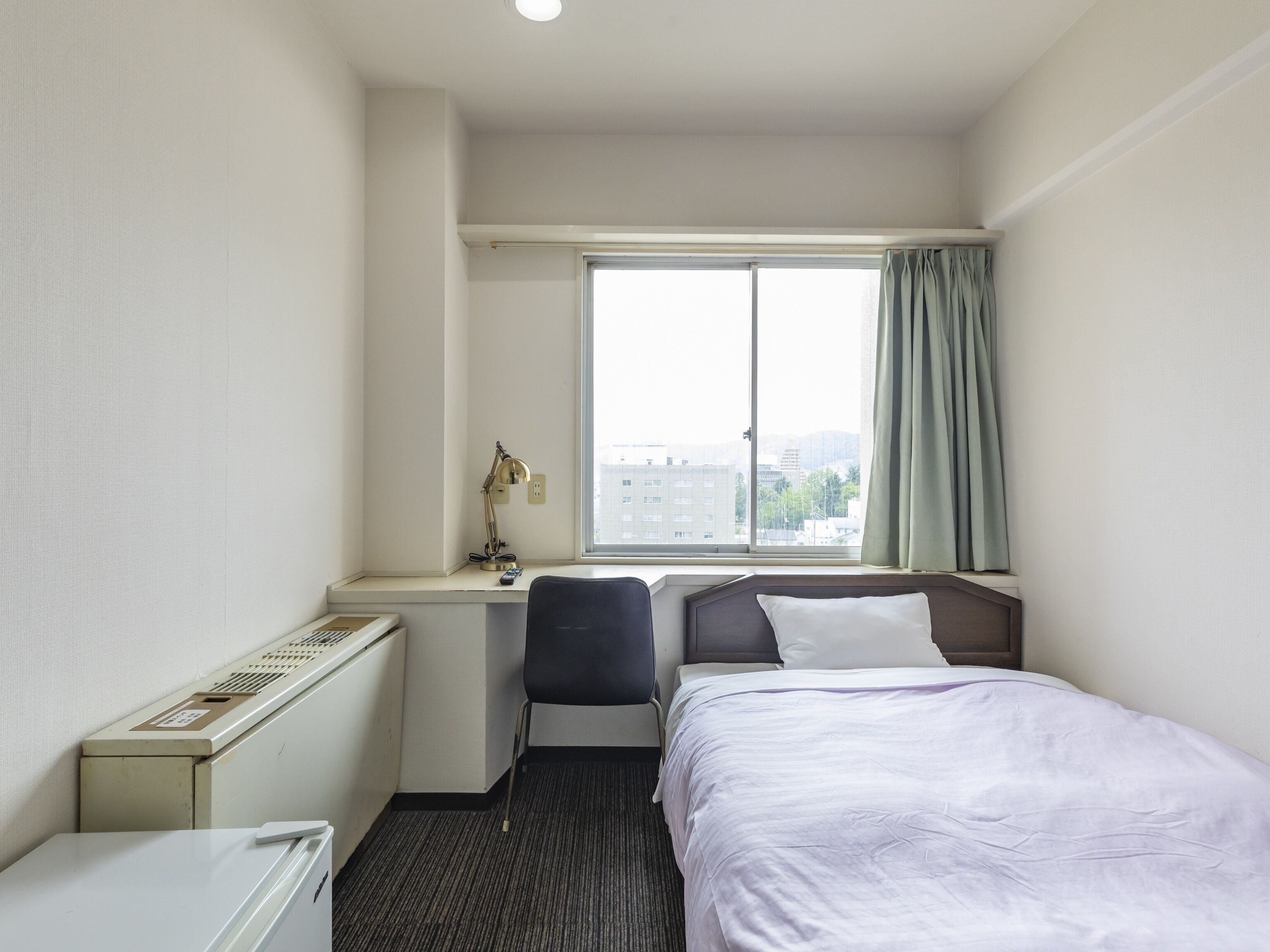 办公桌、免费 WiFi、床单