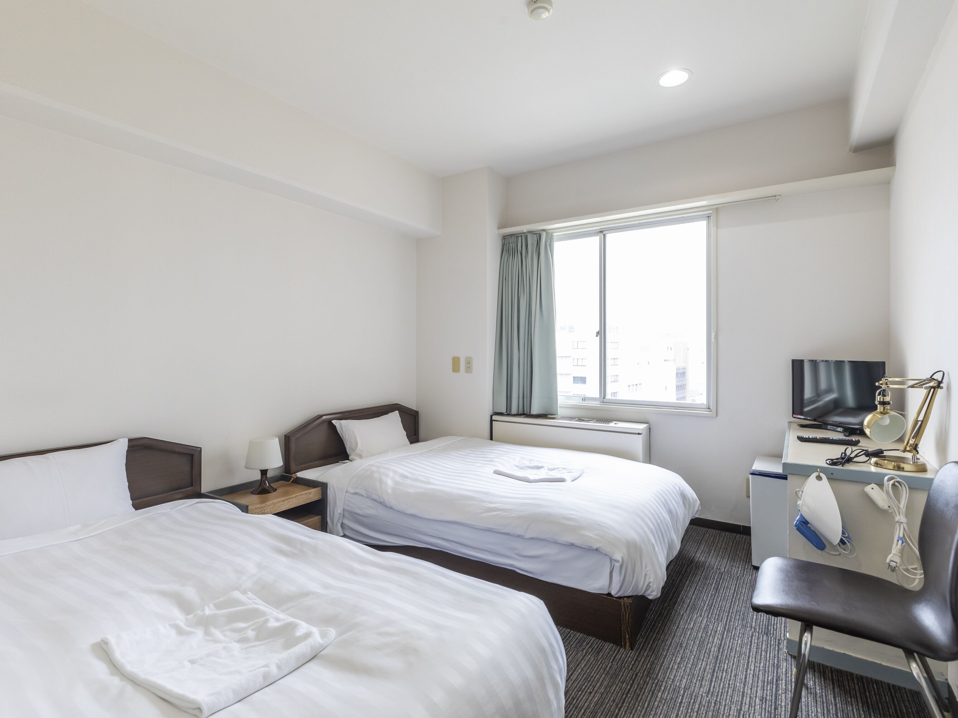 办公桌、免费 WiFi、床单