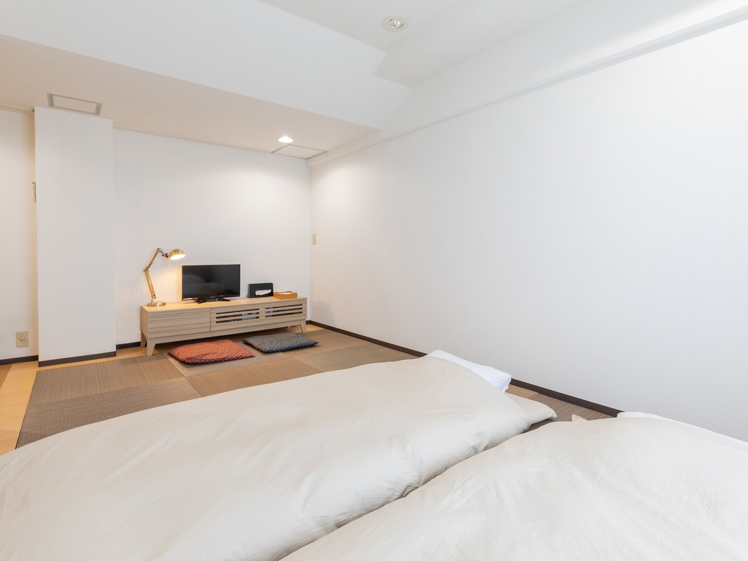 办公桌、免费 WiFi、床单