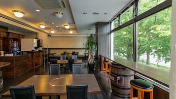 每日供应自助式早餐(每人 JPY 700)