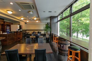 Se ofrece un desayuno bufé (700 JPY por persona)